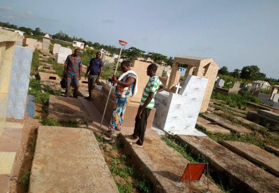Vente frauduleuse de centaines de tombes au cimetière d’Adjagbo : Le maire Bada menace et lance un d’audit
