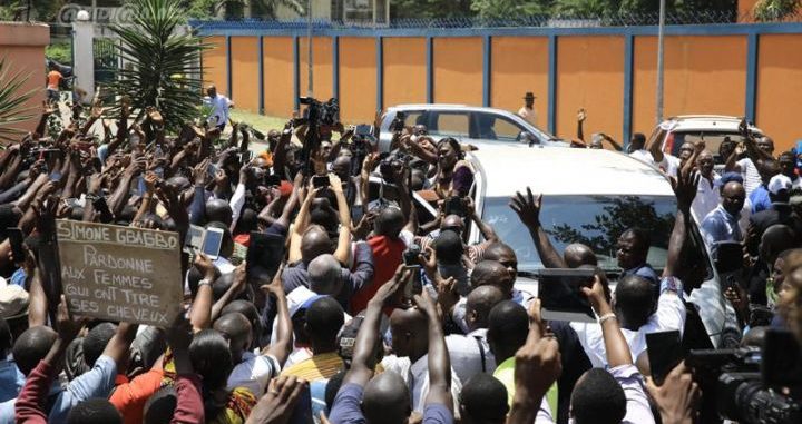 Simone Gbagbo regagne son domicile d’Abidjan, accueillie par des milliers de partisans