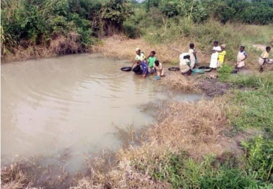 Manque d’’eau potable à Pobè Des élèves en tenue à la recherche d’eau dans un…