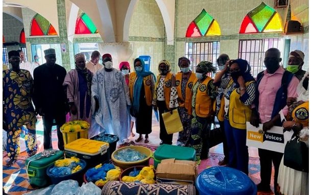 Dons divers à la mosquée de Joncquet : Les Lions Clubs de Cotonou, d’Abomey et de Parakou témoignent de l’amour aux fidèles musulmans