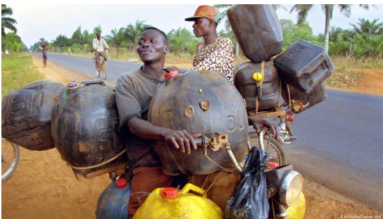 Hydrocarbures au Bénin Le transport de l’essence interdit à moto et en voiture
