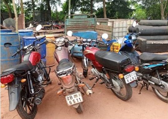 Démantèlement d’un réseau de cambrioleurs 4 motos, 1 tricycle et autres objets volés découverts à Toffo