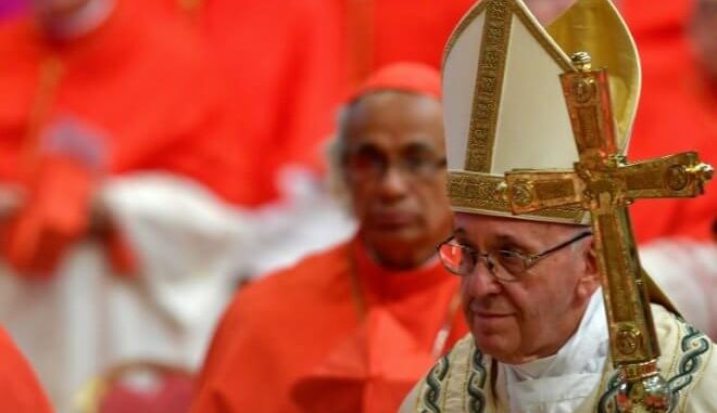 Monde  : Le pape accepte la démission de deux évêques chiliens