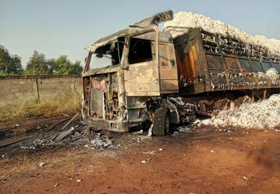 Incendie à Glazoué : Un camion et des dizaines de tonnes de coton consumés