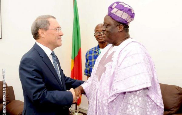 Audience au cabinet du président de l’Assemblée nationale : Vlavonou échange avec l’Ambassadeur de la Russie au Bénin